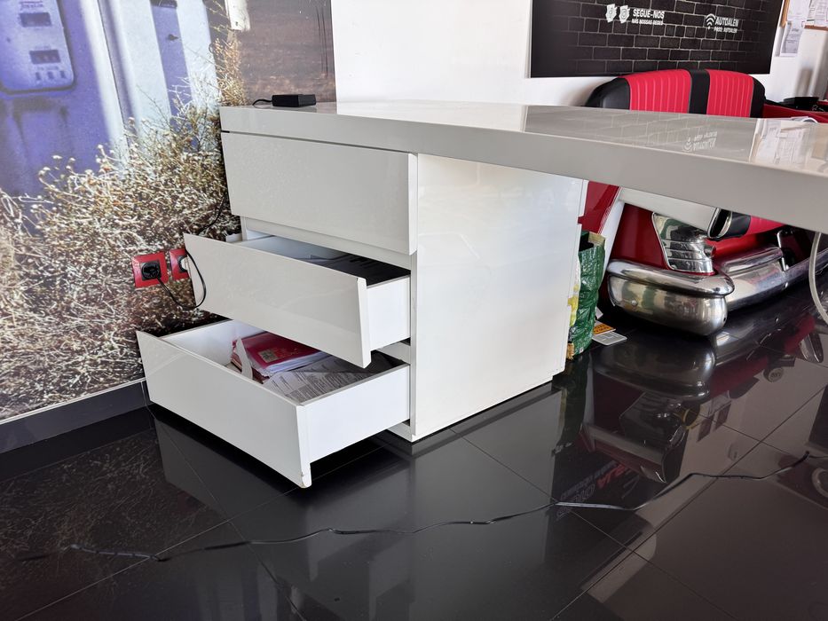 Secretaria pa 2 pessoas com gaveteiro de um lado e outro