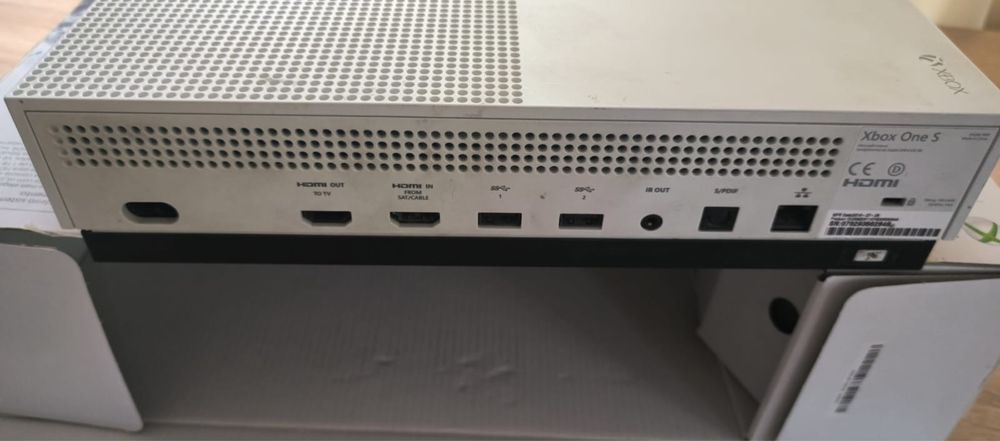 Продається Xbox One S 1TB на запчастини або під ремонт.