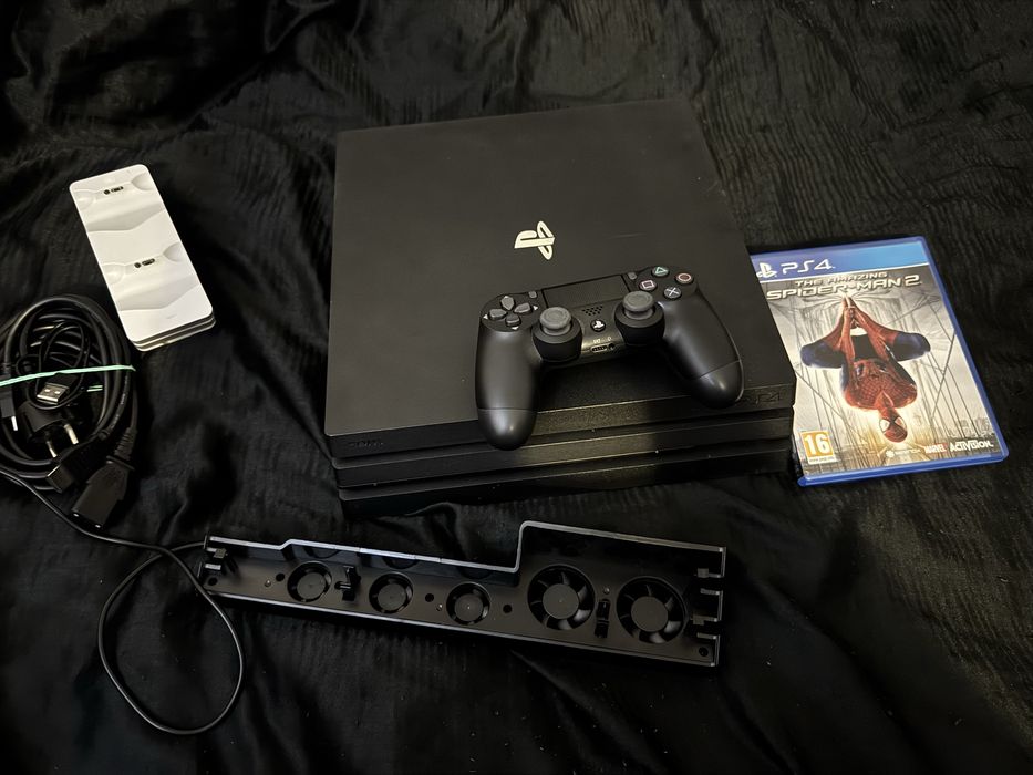 PlayStation 4 pro 1TB + pad + podstawka do chlodzenia + ladowarka