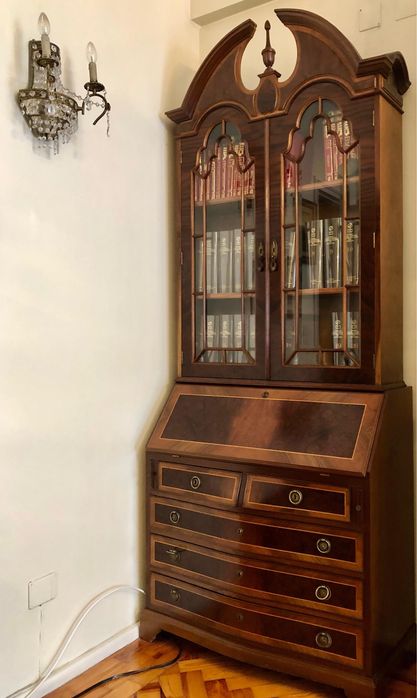 Estante antiga com escrivaninha em madeira e vidro