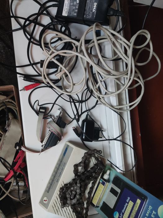Кабелі, проводи, зарядки, модем...