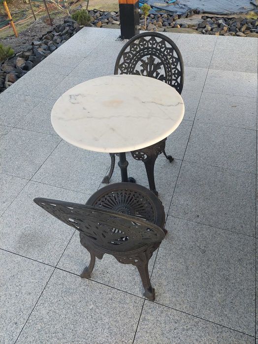 Komplet żeliwnych mebli ogrodowych z blatem marmurowym.