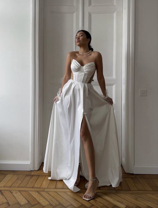 Весільна святкова біла довга сукня