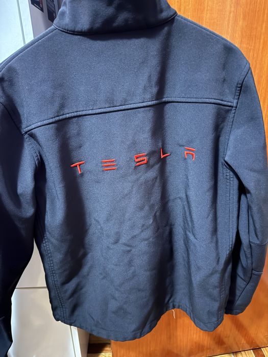 Casaco tesla preto e vermelho