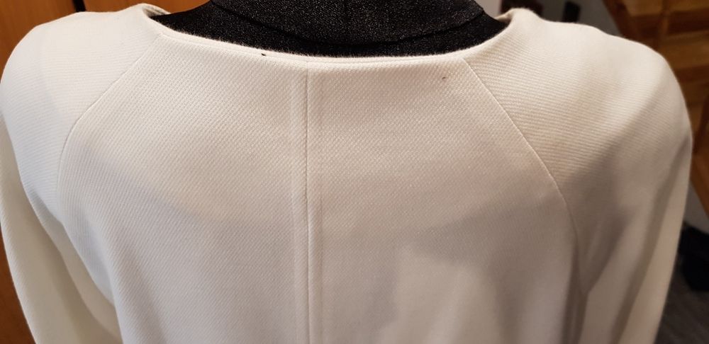 Biały płaszcz damski