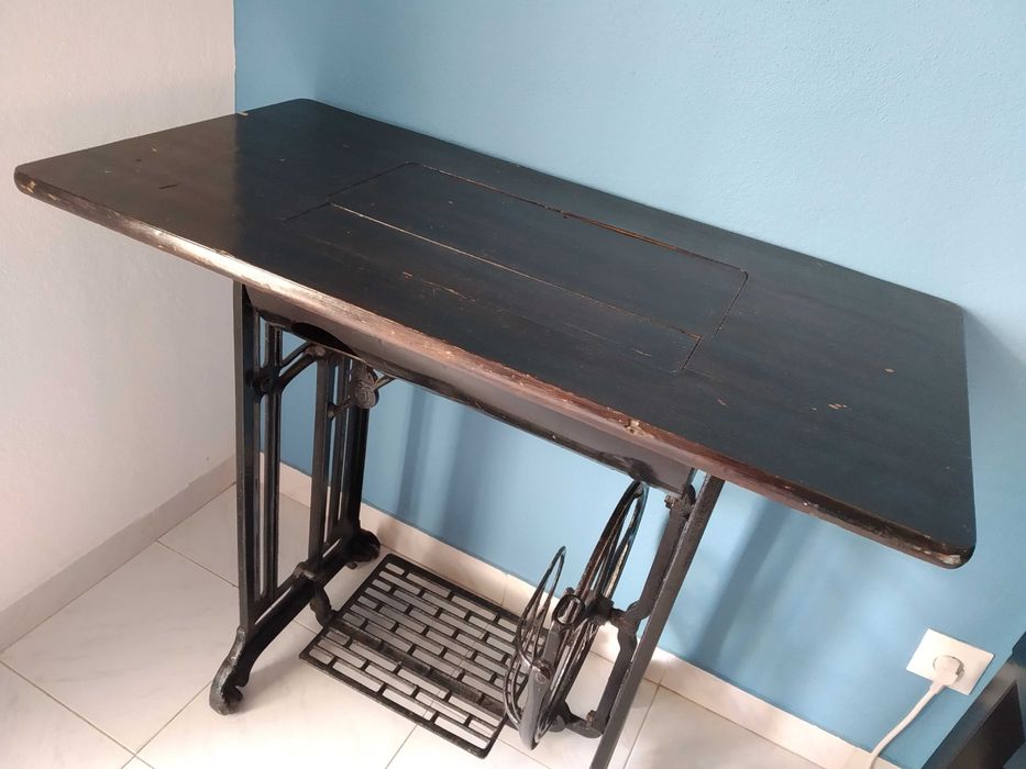 Móvel de máquina de costura antiga
