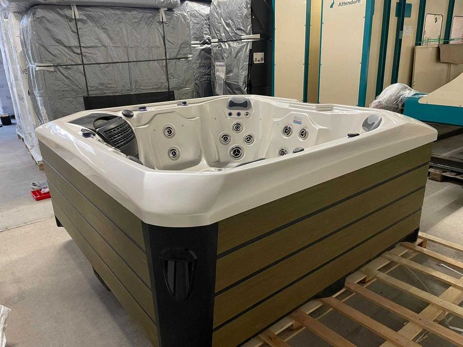 Powystawowa wanna Spa, jacuzzi