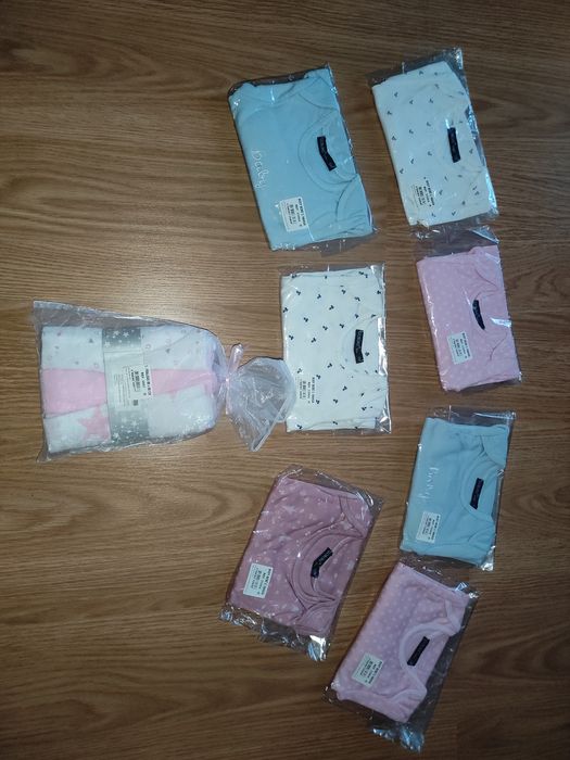 Roupas bebé bodys, fraldas ( NOVO)