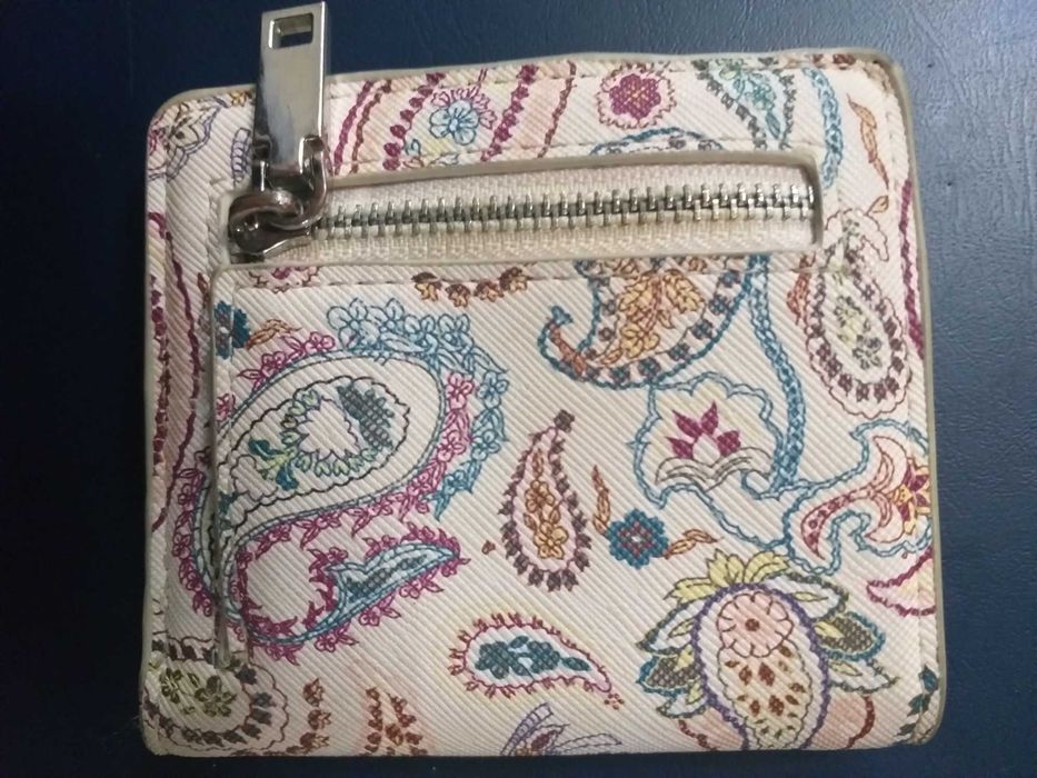 Carteira / Porta moedas em beje com padrão colorido e moderno da Mango