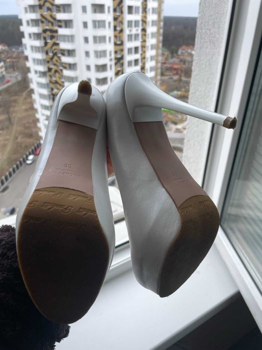 Продам білі туфлі 39 розміру