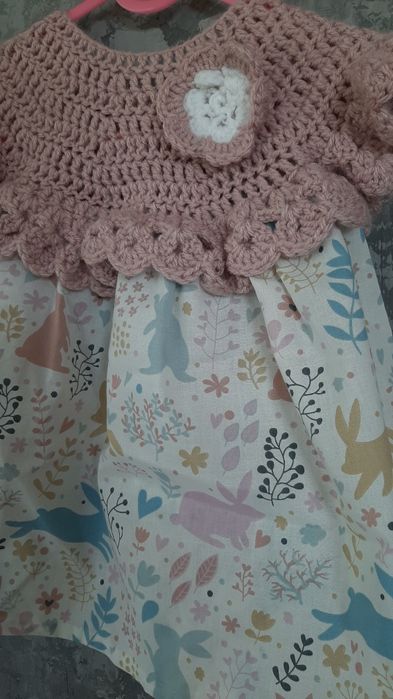 Przepiękna sukienka dziergana w króliczki, rozm. 74, stan bdb