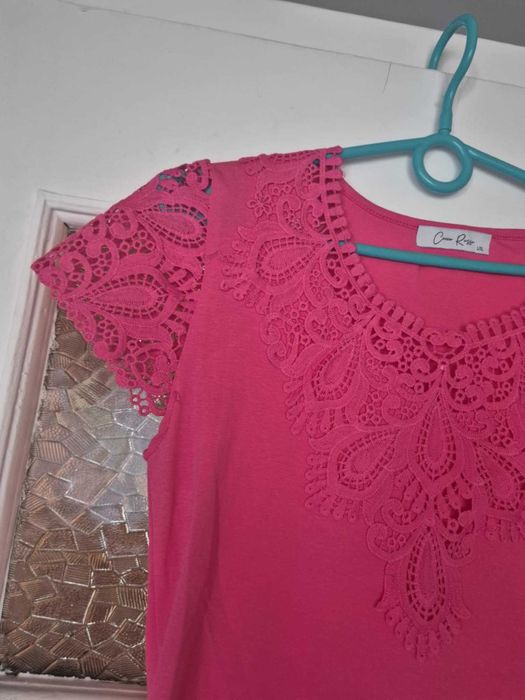 Różowy T-shirt z koronką L