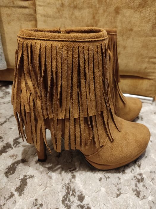 Botki z frędzlami rozmiar 37