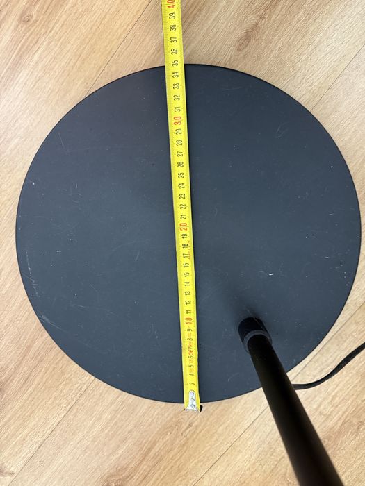 Candeeiro se pé preto altura 190cm largura 180cim