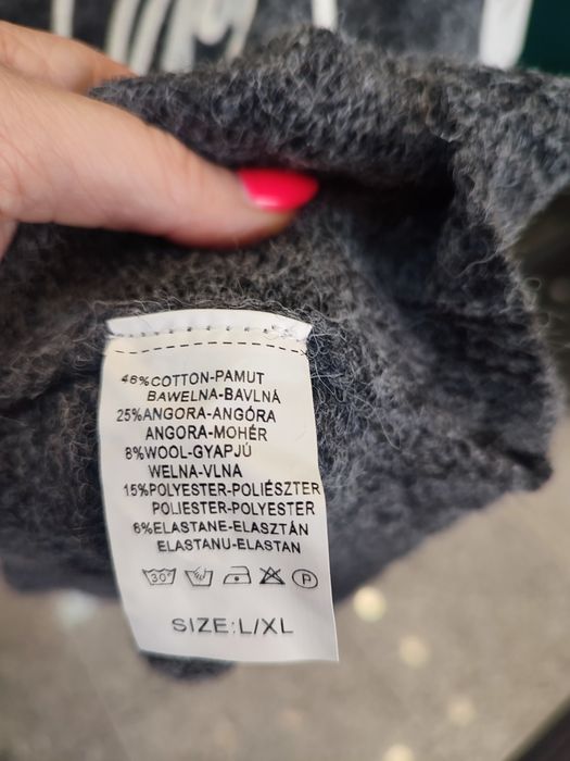 Sweterek z haftem rozm S/M.  L/XL.