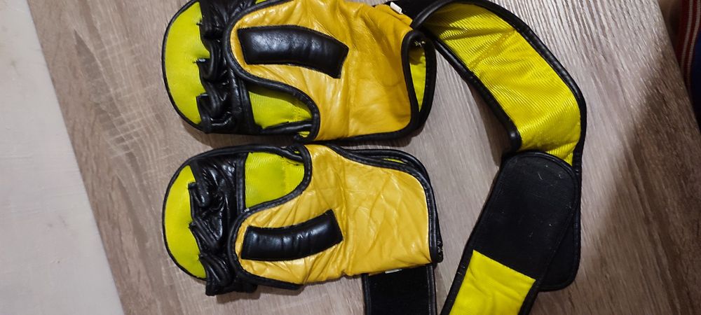 Продам шлем и перчатки для единоборств