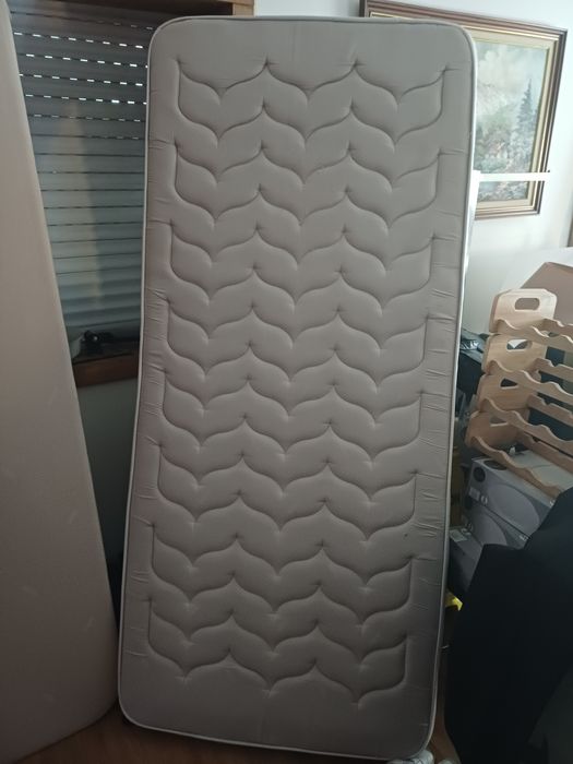 Base de soumier branco (colchão opcional)