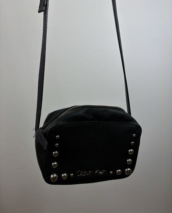 Kultowa torebka CK – Szykowne detale & Tajemniczy Gratis!