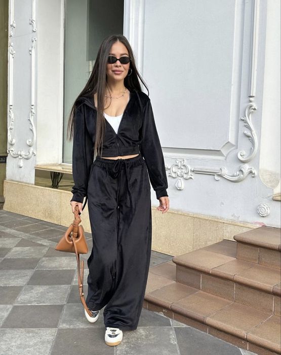 Велюровий чорний костюм