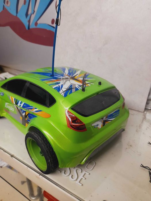 Carro telecomandado escala 1/16
