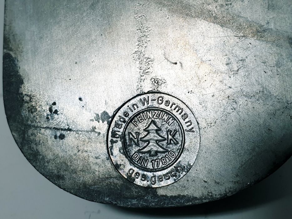 Antiga pia de Água Benta em estanho - São João Baptista e Jesus