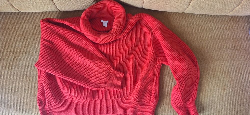 Czerwony gruby golfik