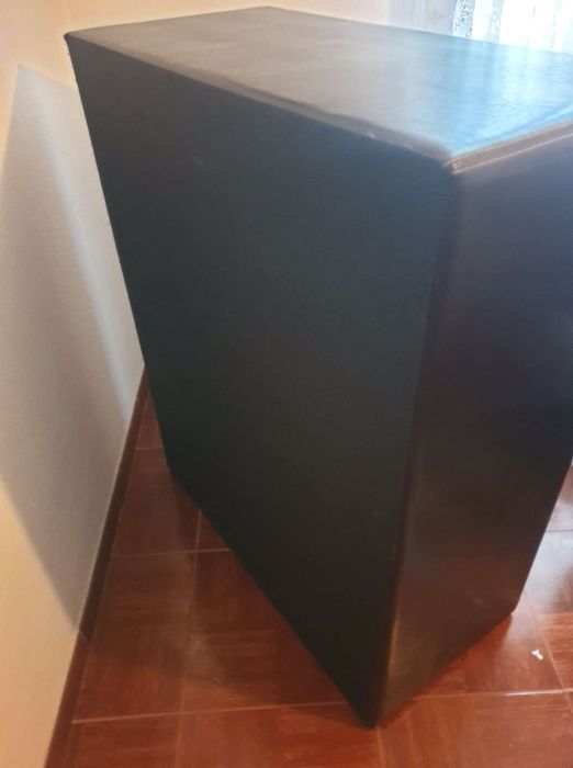 Cómoda em pele falsa