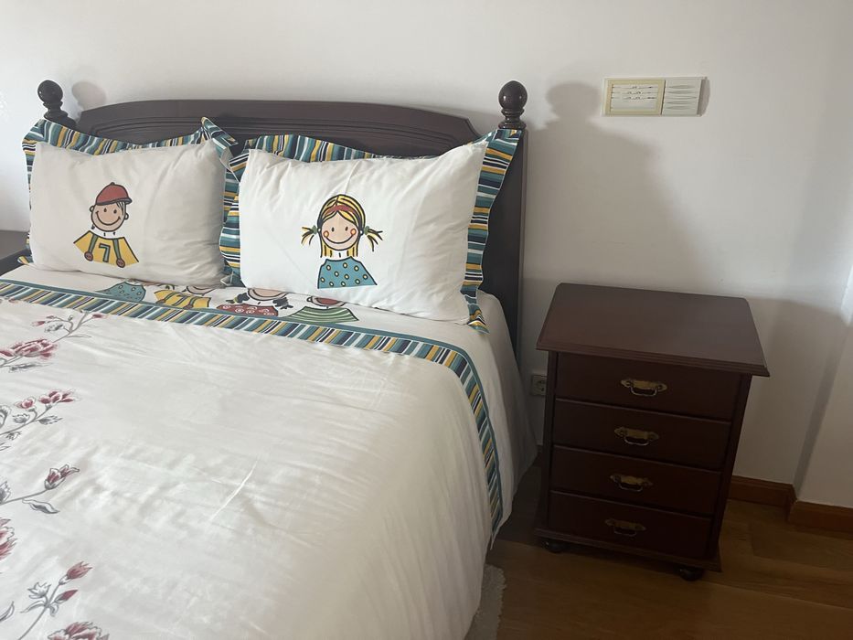 Cama e mesas de cabeceira