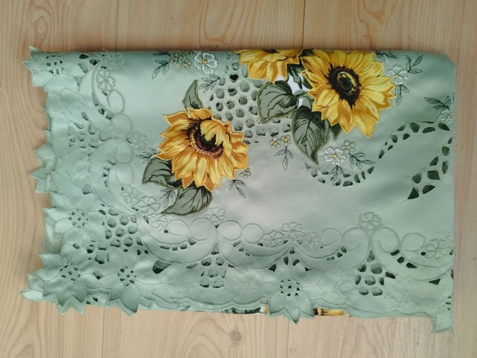 Wyszywany obrus w kwiaty kwadrat