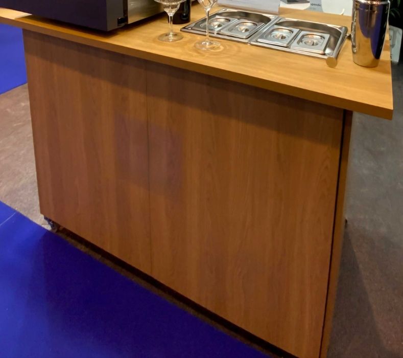 2 Bares de madeira com rodas! Bancada para cocktails e eventos