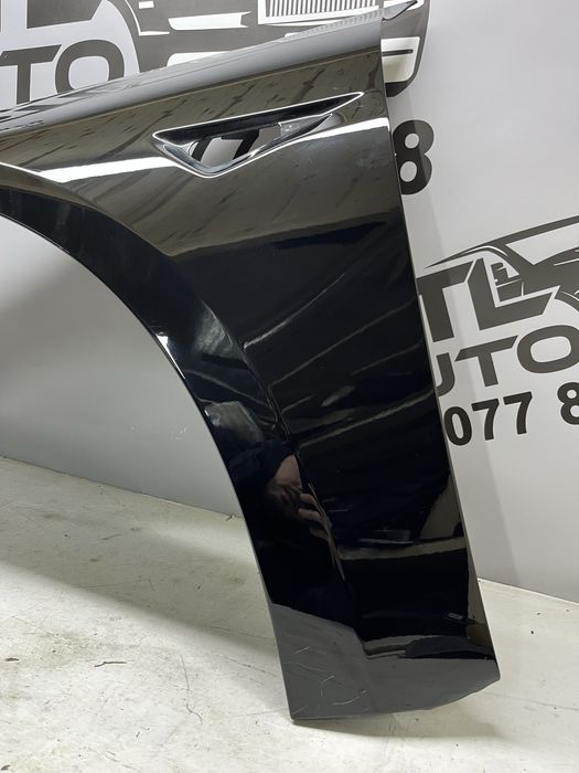 Ліве крило Tesla Model 3