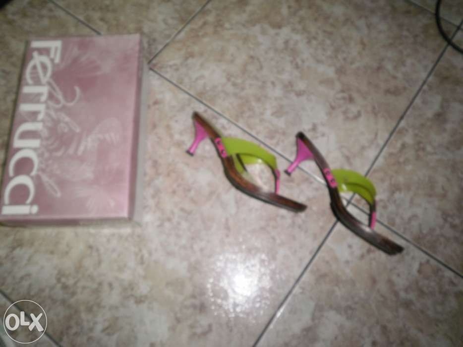 Vendo sandálias da Ferrucci