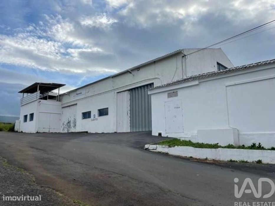 Hangar em Praia da Vitória (Santa Cruz) de 2202,00 m2