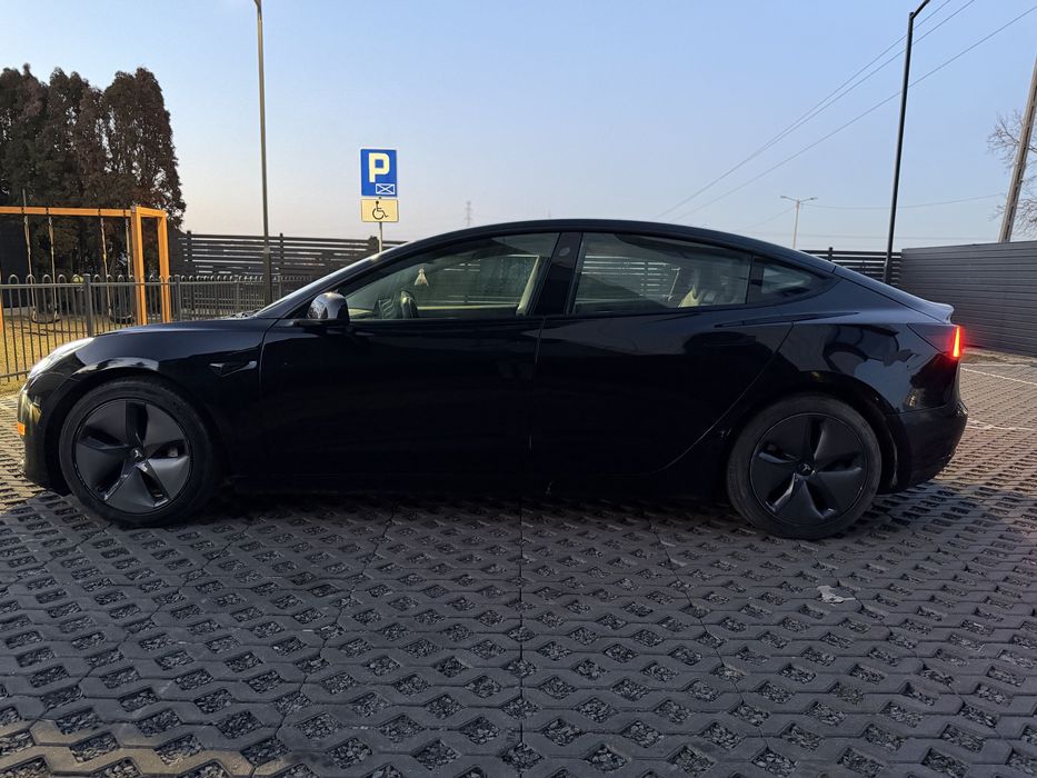 Piękna Tesla 3 SR+ 2021