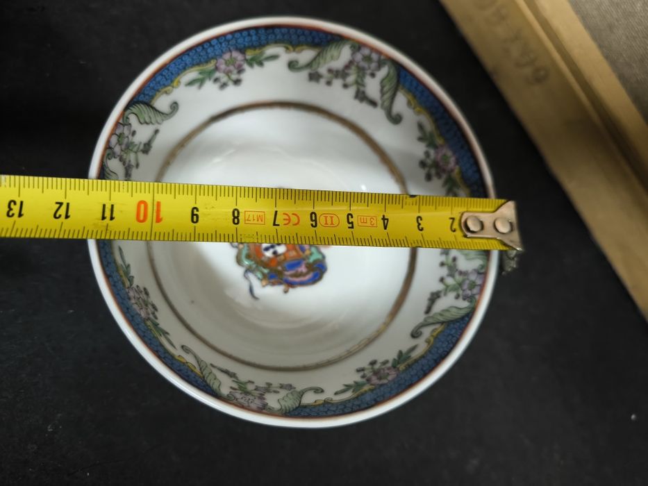 Elegante Tigela de Porcelana com Brasão Português. 
Tigela em porcelan