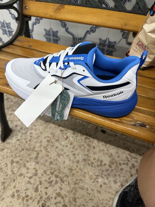 Vendo sapatilhas Reebok Verse, tamanho 42, na cor branco/azul.