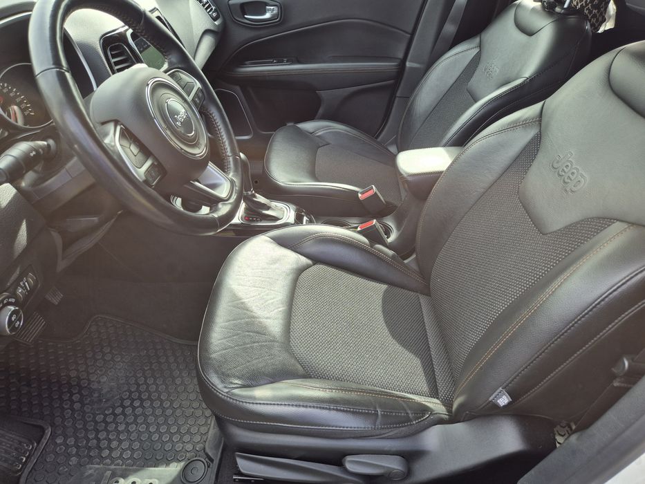 Rezerwacja Jeep compass 2018  benzyna 4x4 full wersja Limited super stan