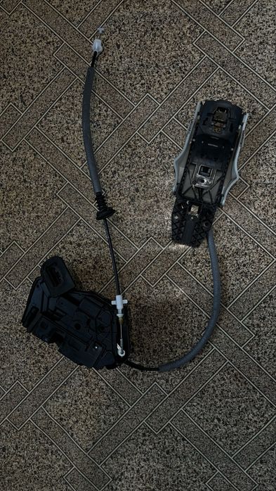 Запчастини з передньої дверки (ліва) Skoda Octavia A7. комплект