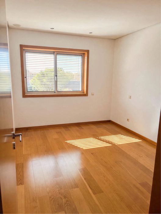 Arrendo Apartamento T2 Em Rio Tinto com Suíte e garagem individual