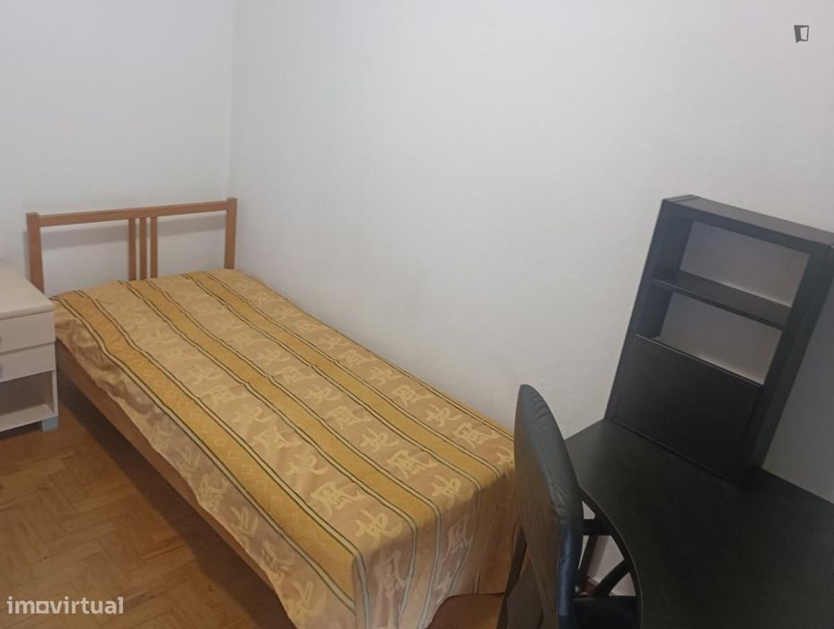 Quarto - localizado em Olivais Lisbon
