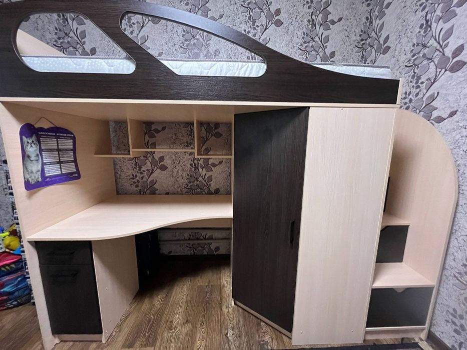 Сучасна двухярусна кровать чердак