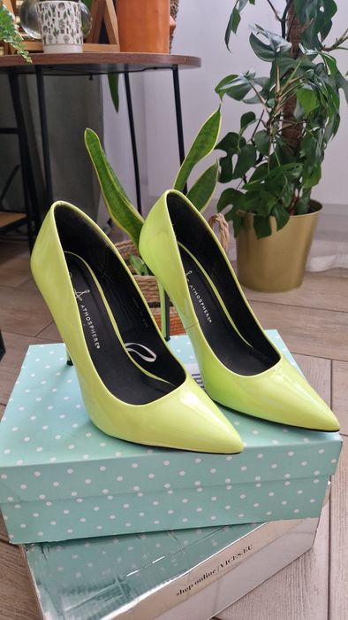 Neonowe, żółte szpilki