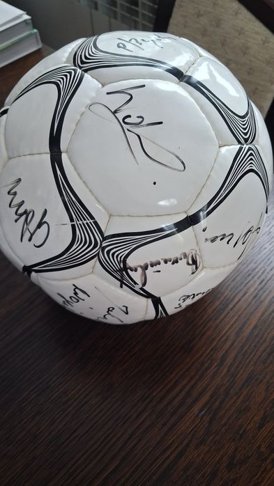 Piłka z autografami