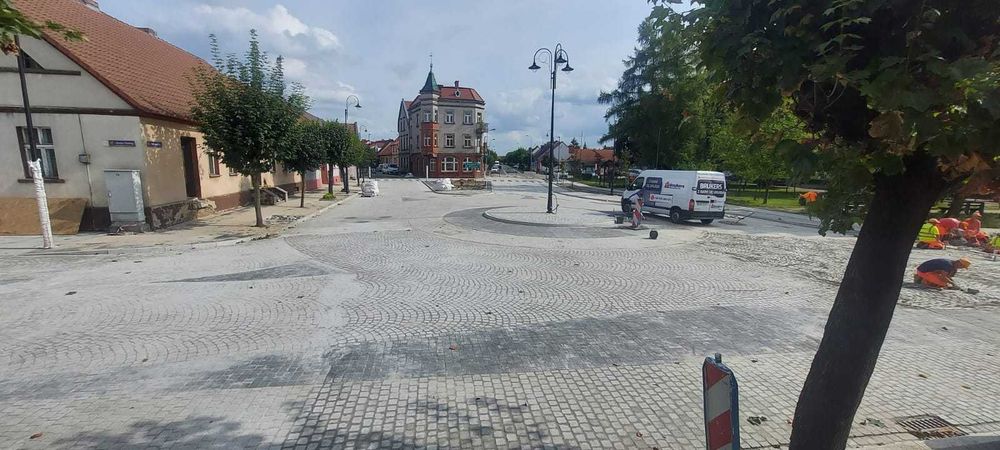 Brukarz, układanie kostki granitowej