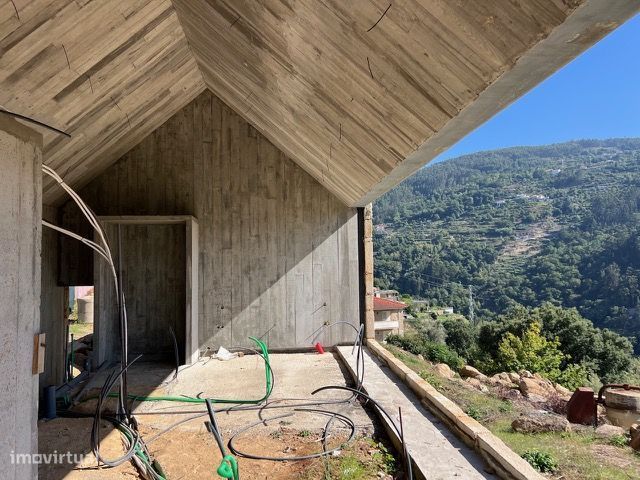 Moradia / Quintinha com vistas Rio Douro em fase de construção