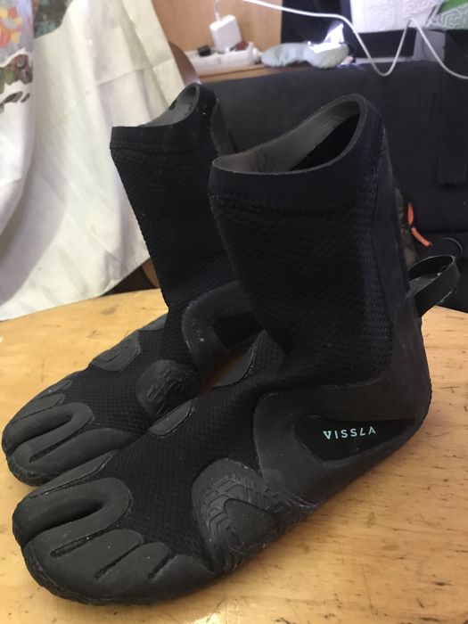 Botinhas de surf da marca vissla