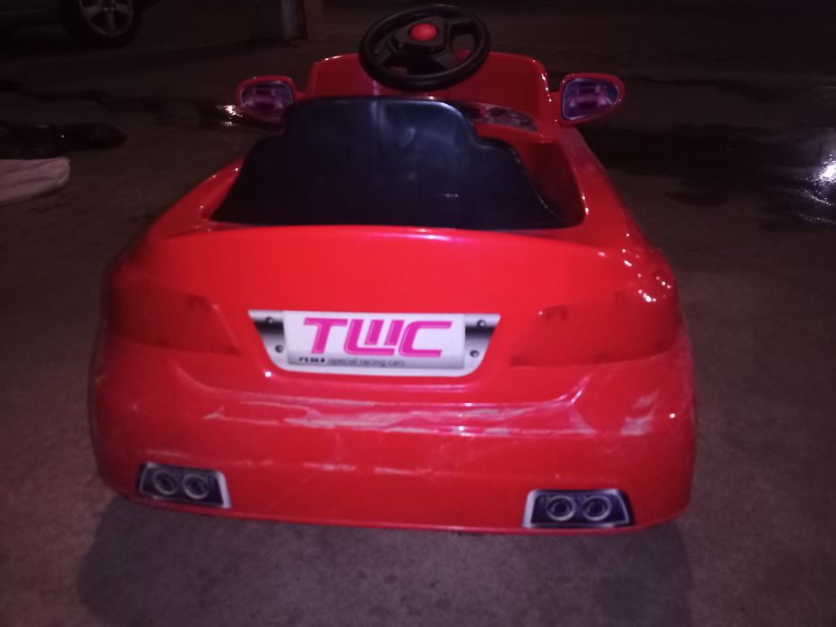 Carro elétrico vermelho