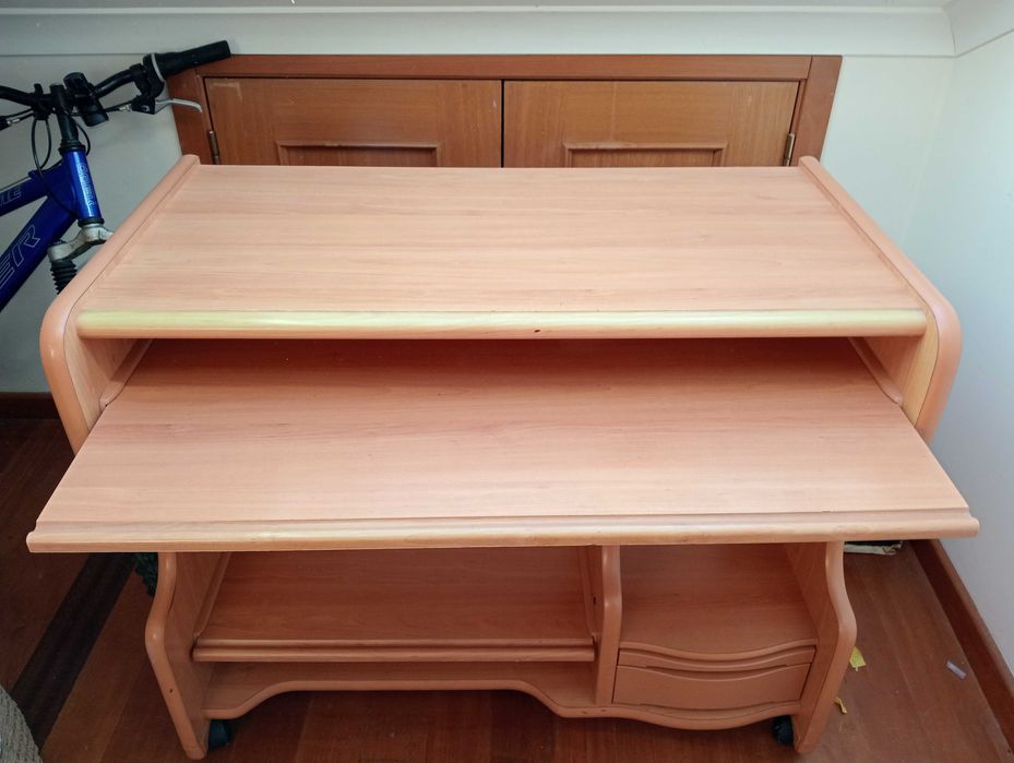 Secretária com prateleira deslizante e 2 gavetas