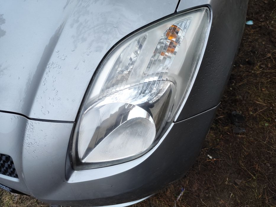 Toyota Yaris II lampa prawy lewy przód prawa lewa przednia