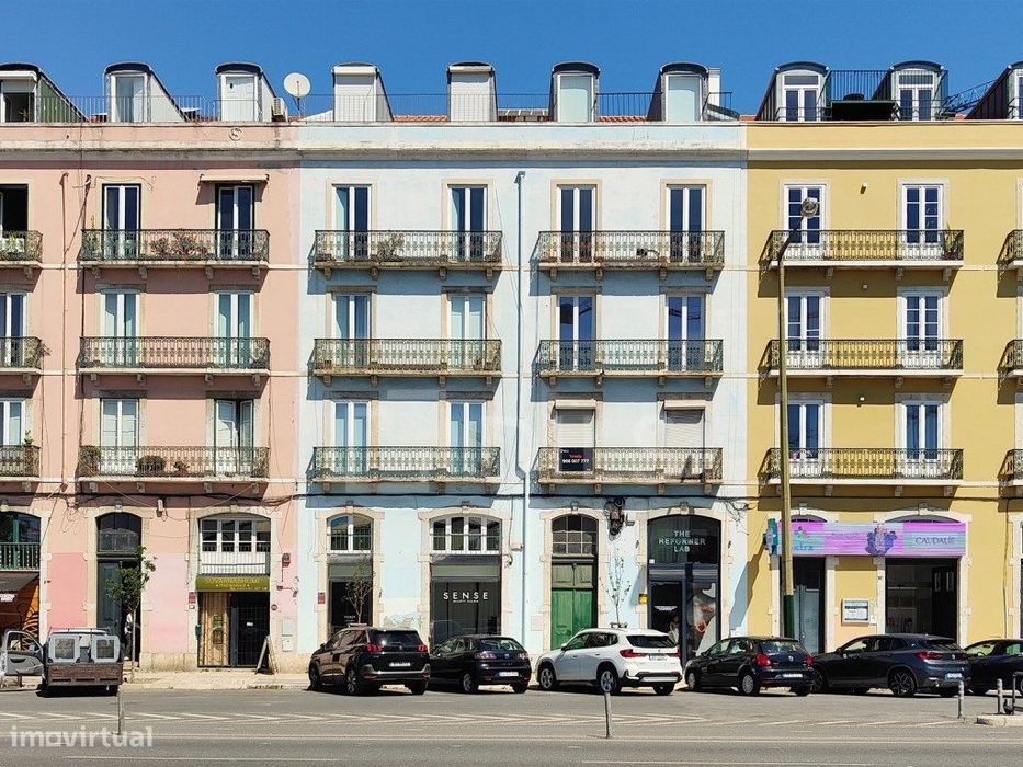 Apartamento T2 para remodelar na Avenida 24 de Julho